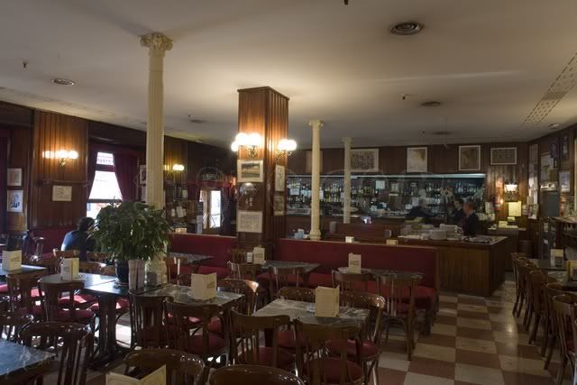 Interior del Gran Cafe de gijon, en Madrid