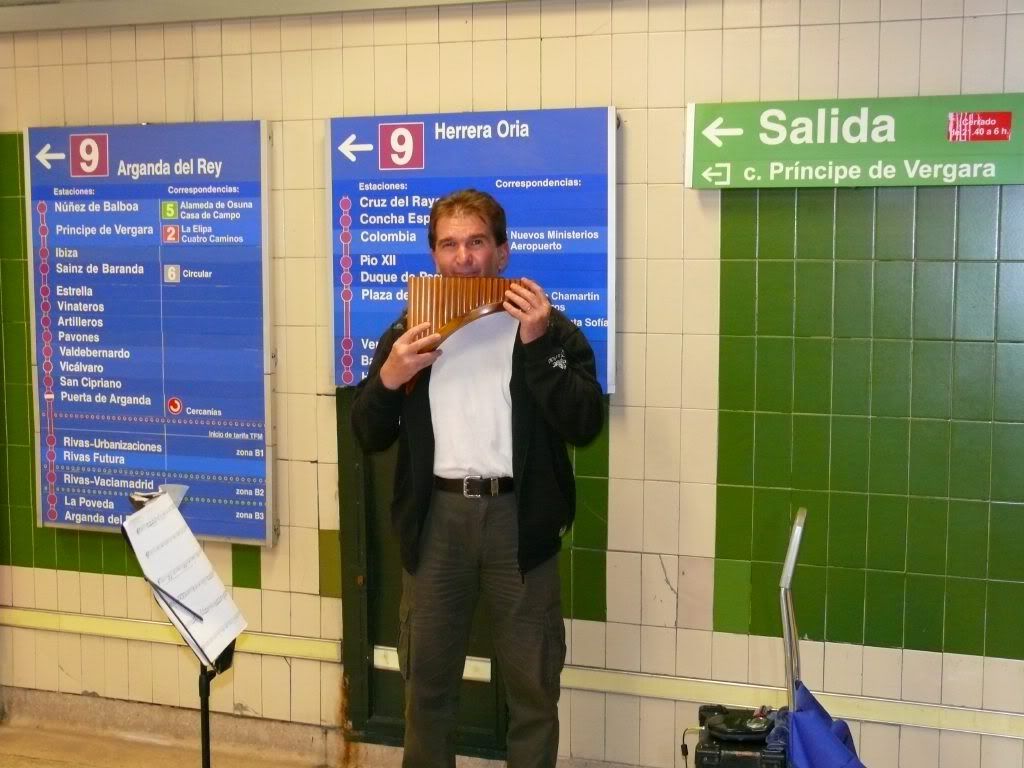 musico en el metro tocando flauta de pan