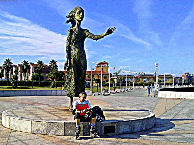 Monumento de La Madre del Emigrante, Gijon