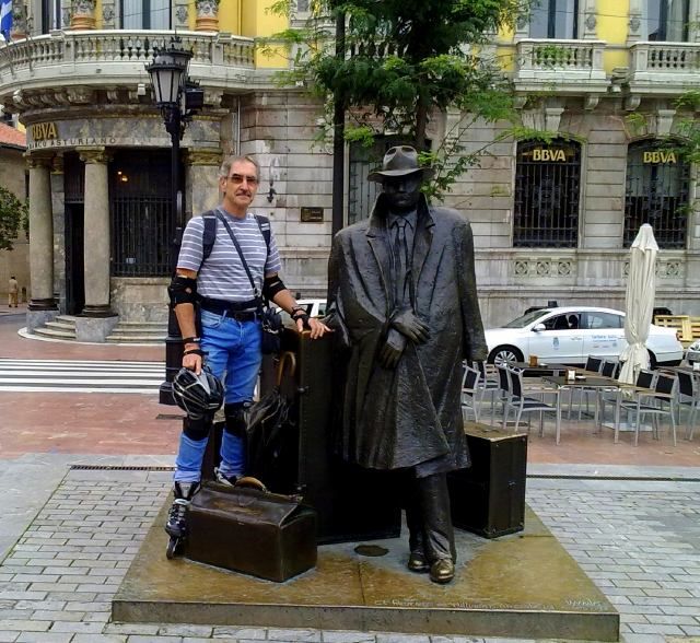 Yo en la estatua del Viajero, Oviedo