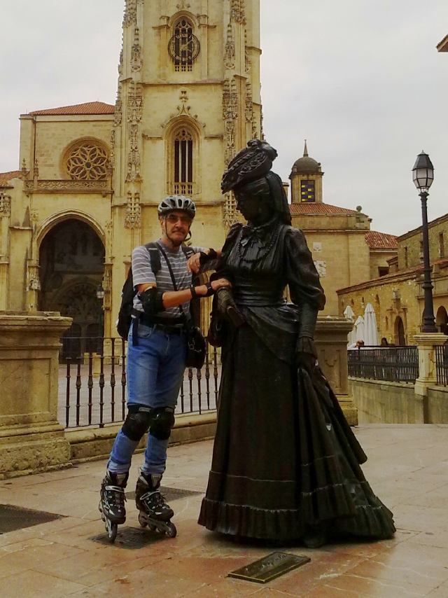 Yo en la estatua de La Regenta, Oviedo