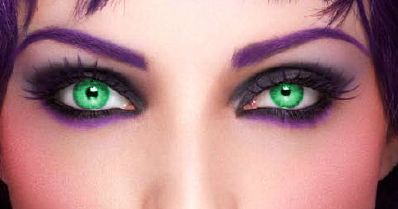ojos de mujer con maquillaje violeta