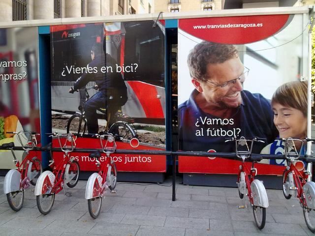 Afiches publicitarios en la Plaza de España, Zaragoza
