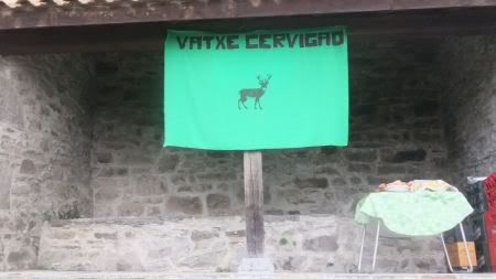 bancera verde que dice Vatxe Cervigao, con dibujo de un venado