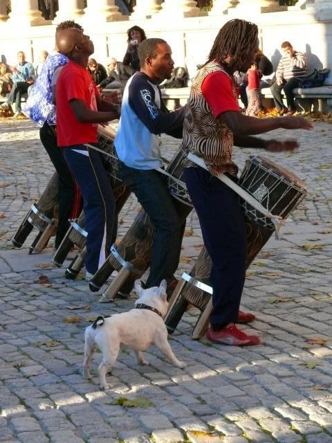 grupo folclórico tocando tambor africano