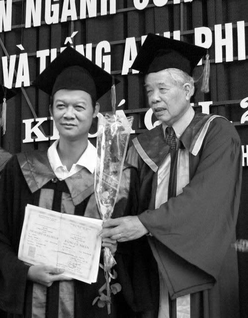 Ảnh: Dr. Đỗ Mười và Cử nhân Luật Nguyễn Tấn  Dũng